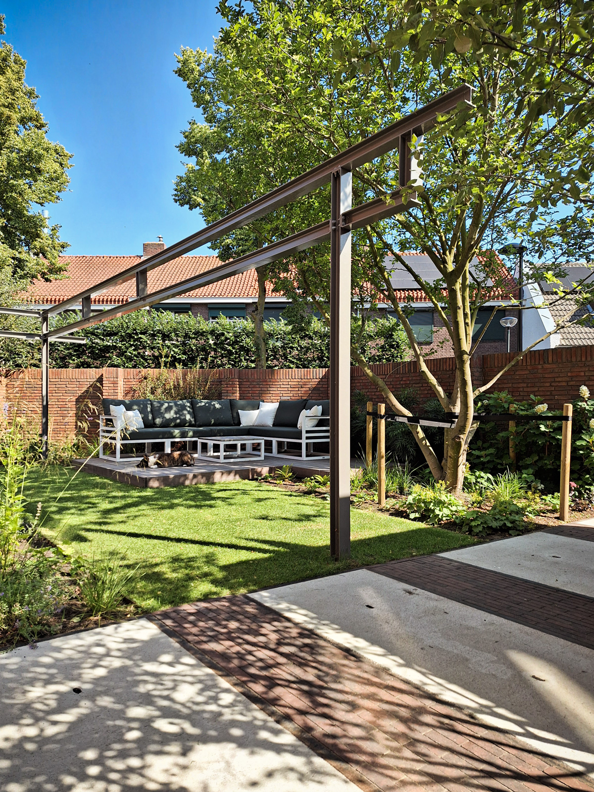 stadstuin met stalen pergola op voormalig fabrieksterrein Jan van Besouw in Goirle