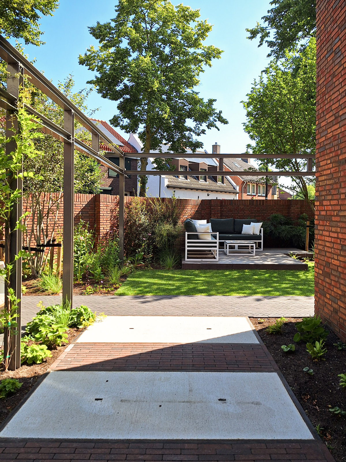 stadstuin met stalen pergola op voormalig fabrieksterrein Jan van Besouw in Goirle