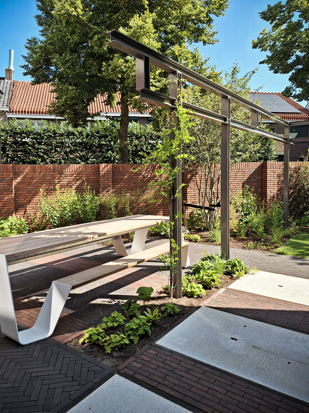 stadstuin met stalen pergola op voormalig fabrieksterrein Jan van Besouw in Goirle