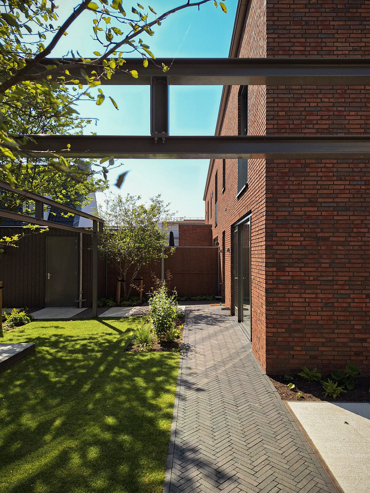 stadstuin met stalen pergola op voormalig fabrieksterrein Jan van Besouw in Goirle