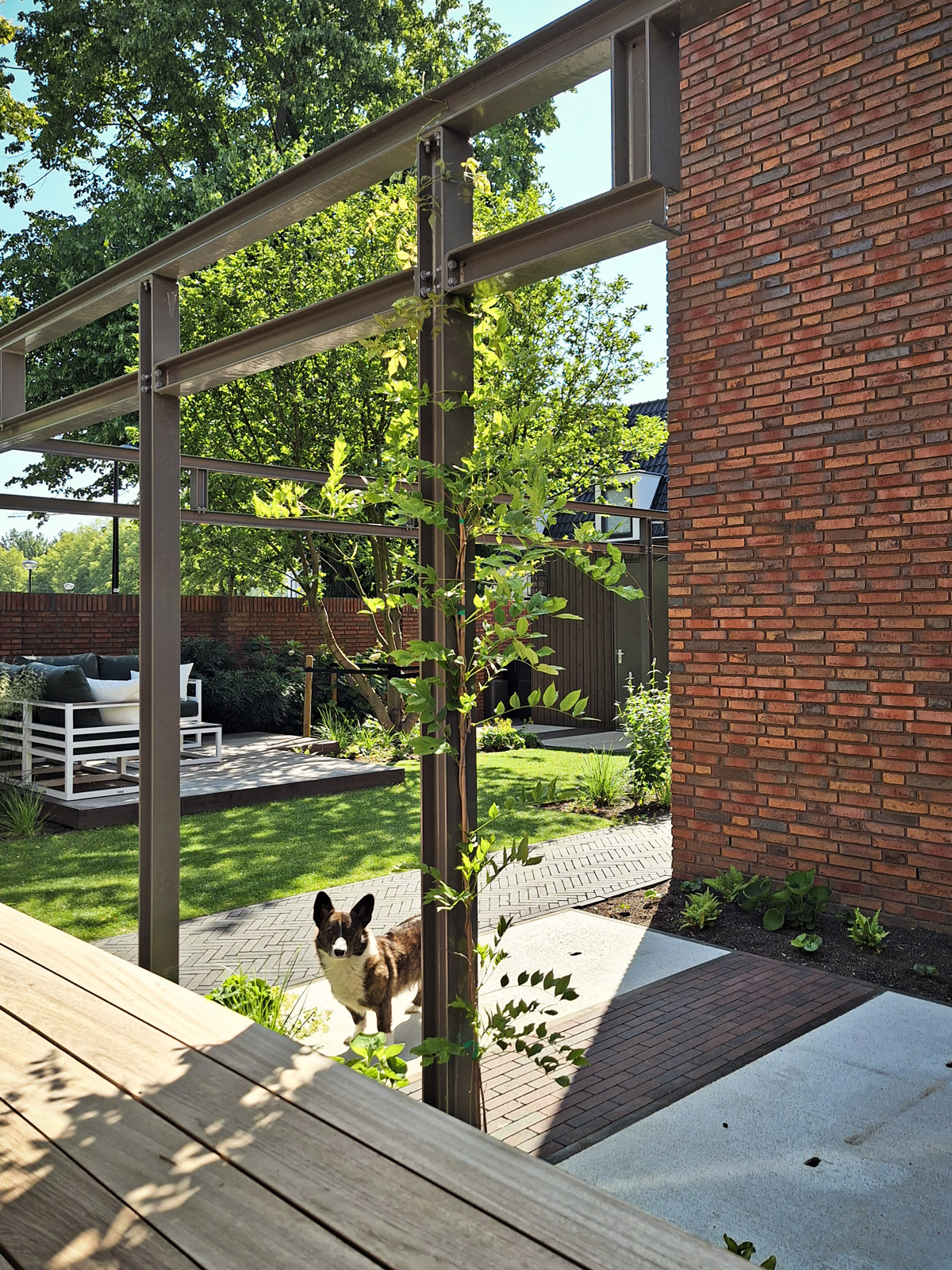 stadstuin met stalen pergola op voormalig fabrieksterrein Jan van Besouw in Goirle