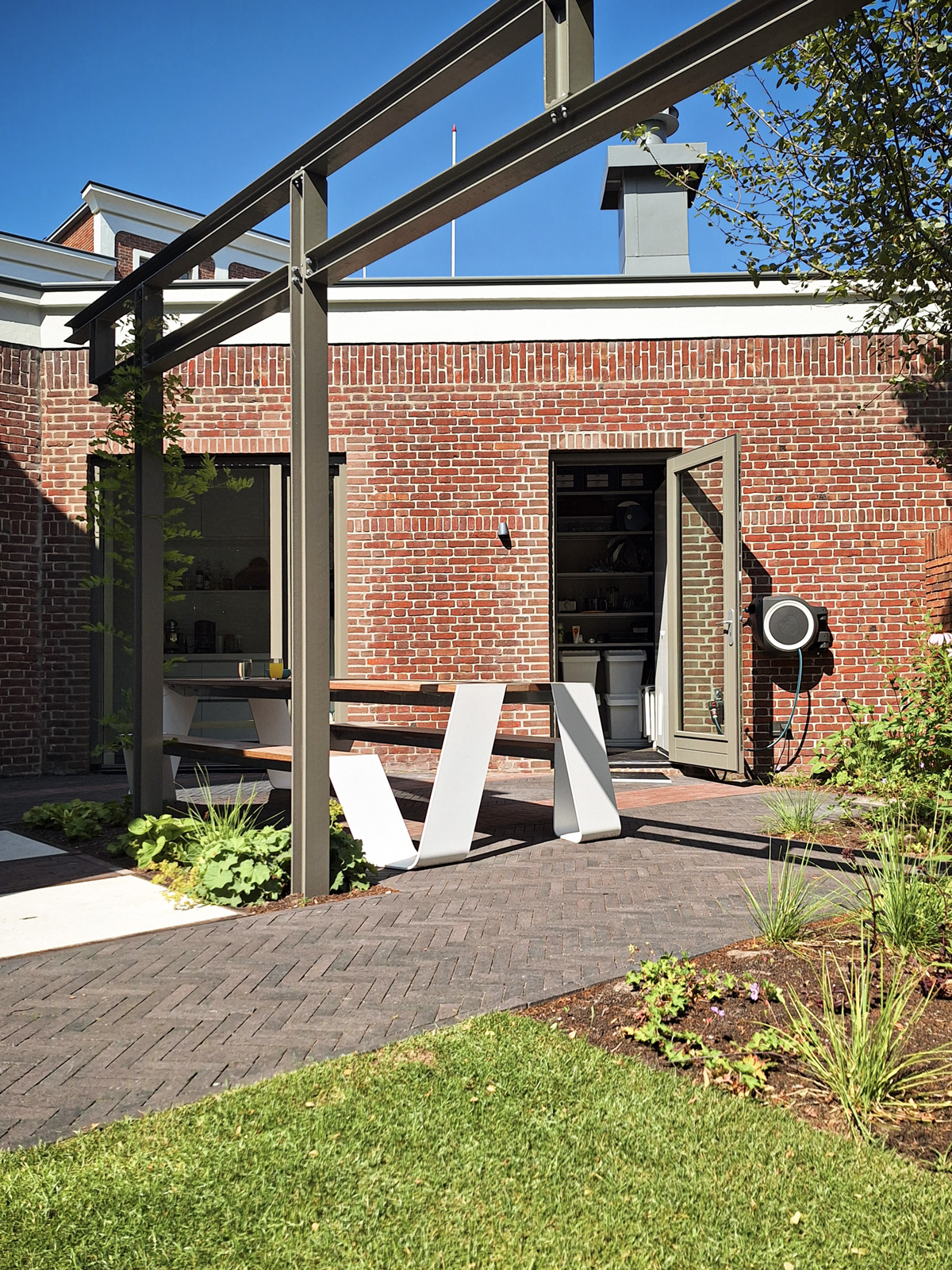 stadstuin met stalen pergola op voormalig fabrieksterrein Jan van Besouw in Goirle