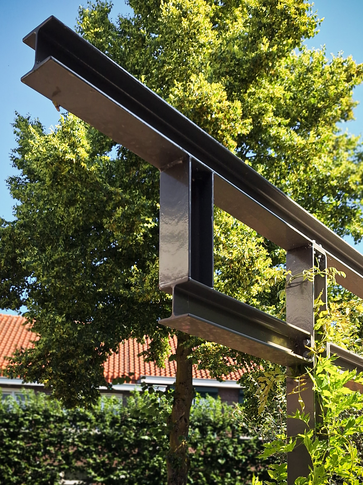 stadstuin met stalen pergola op voormalig fabrieksterrein Jan van Besouw in Goirle