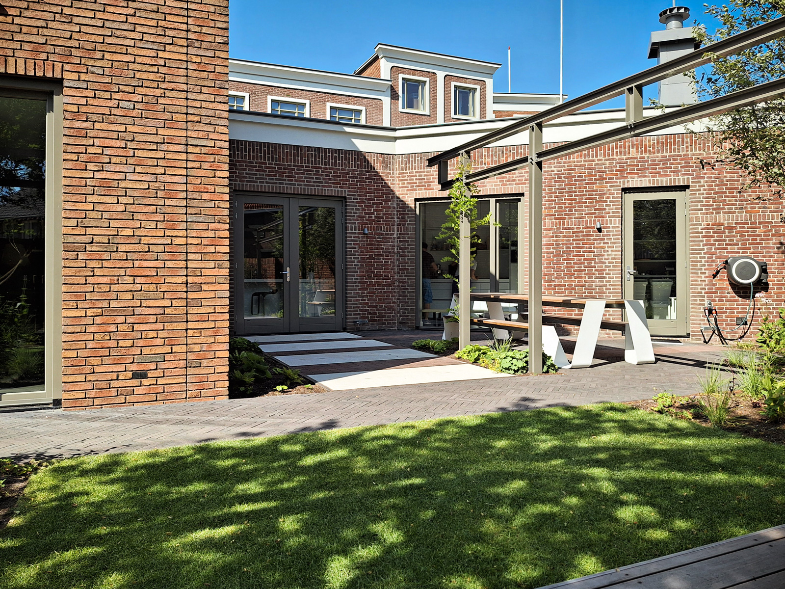 stadstuin met stalen pergola op voormalig fabrieksterrein Jan van Besouw in Goirle